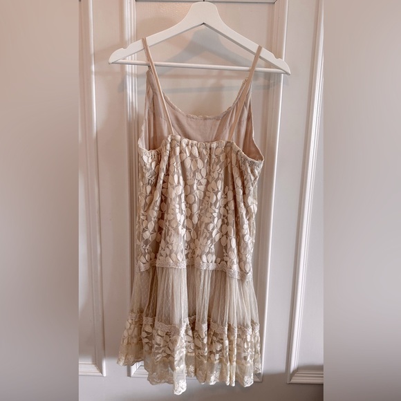 BANANA Lace Dress - Picture 2 of 2